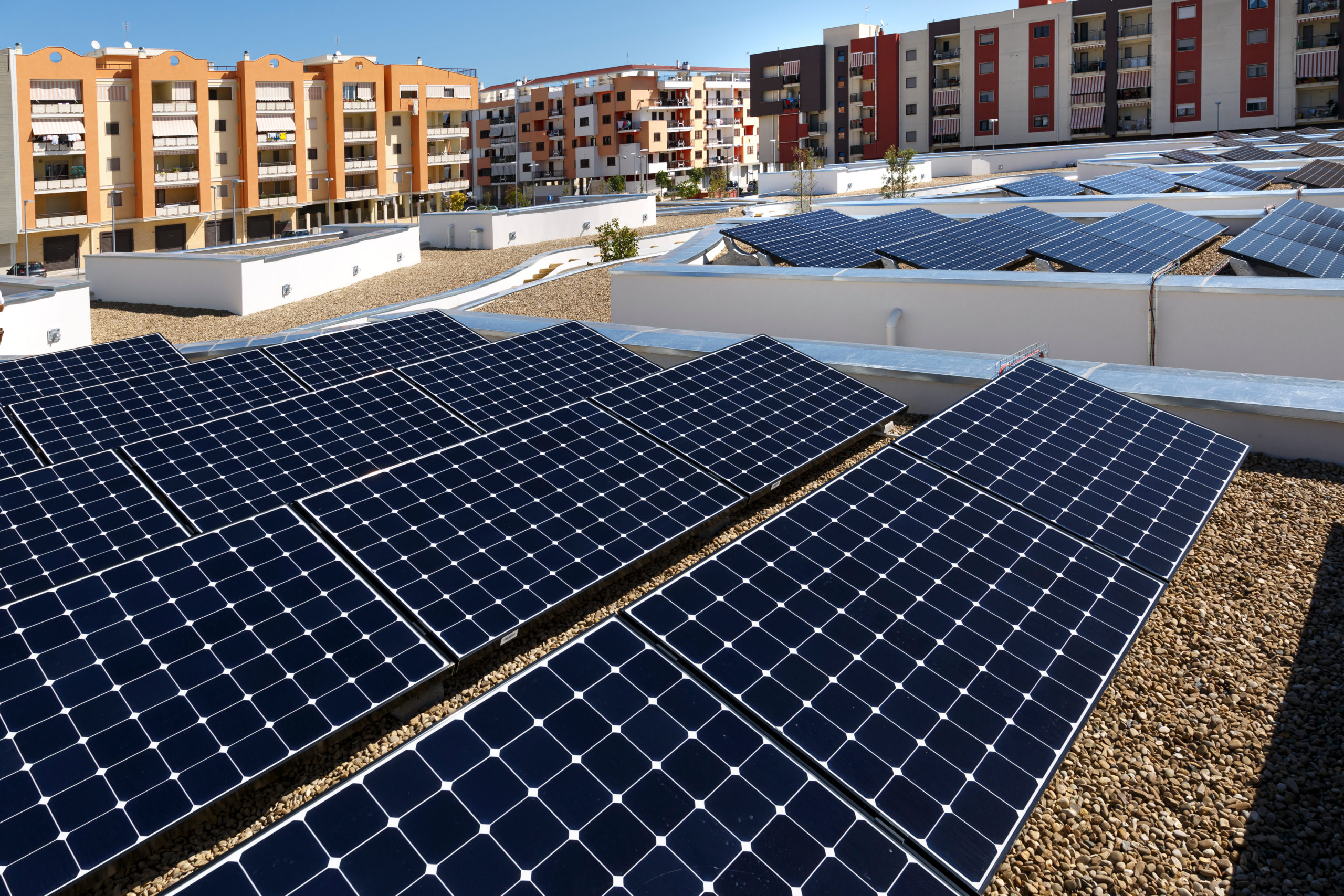 Ventajas de instalar paneles solares en tu comunidad de vecinos