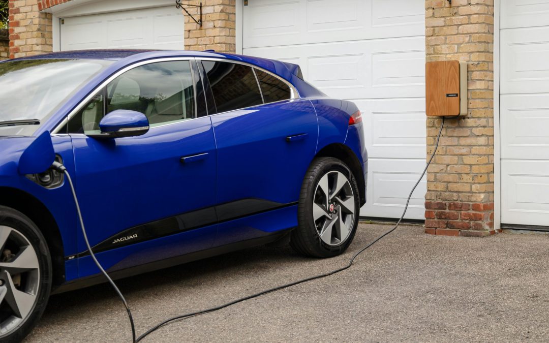 Puntos de recarga para coches eléctricos, ¿Mejor cargarlo en casa o en la calle?